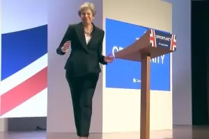 Тереза Мей танцува на партийна конференция