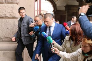 Управляващите увъртат и всячески се опитват да се измъкнат от