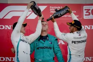  Хамилтън може да спечели титлата три старта преди края