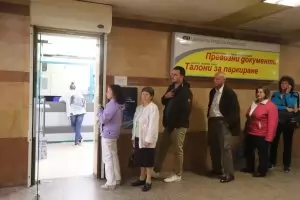 Компютърни проблеми бавят ваденето на карти и винетки в София