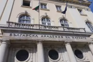 БАН обвини просветния министър, че е заел позиция в полза на синоптиците