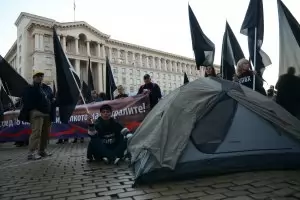Майките на деца с увреждания нощуват пред Министерския съвет