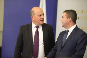 Възражения на финансовото министерство и спорове бавят над година законопроекта