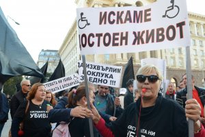 Правителството отново намери начин да спести от най уязвимите групи Обещанията