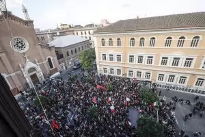 Хиляди римляни казаха "Стига" 
             на лошото управление на града 
             