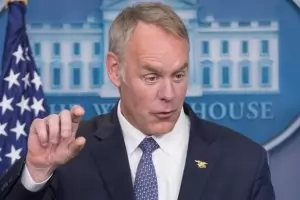 Вътрешният министър на САЩ е уличен в злоупотреби