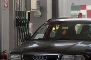 Водещите партии и кабинетът се упражняват върху цената на бензина