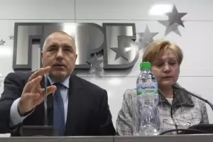 ГЕРБ пали, Борисов гаси скандал със застраховките
