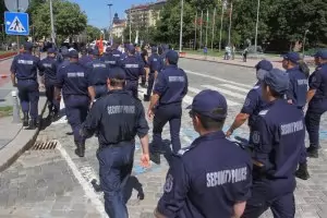  Полицаи пак бяха нападнати след опит да спрат музика
