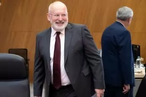 Франс Тимерманс иска ПЕС да 
изгони румънските социалдемократи