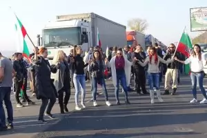 Протести срещу цените на горивата блокираха държавата