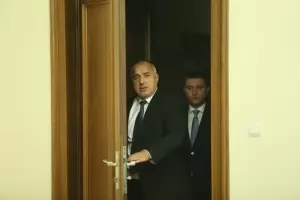 Премиерът остави финансовия министър сам да се обяснява за жилището