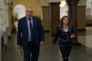 Двама чиновници са арестувани, докато прибирали "такса спокойствие"