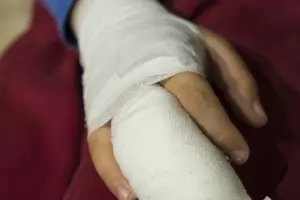 Хирурзи искат плашещи снимки на опаковките на фойерверките