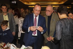 Втора седмица министърът на земеделието Румен Порожанов се опитва да