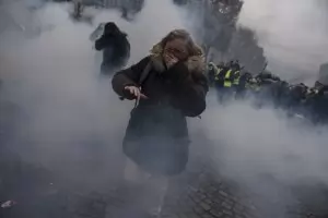  Десетки пострадаха в Париж при безредици 
на протест срещу скъпите горива