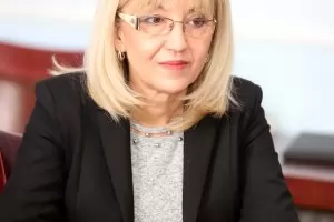 Министър Аврамова обеща да провери защо се бави връщането на пари за винетки