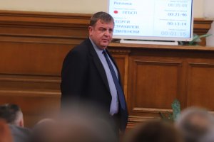 Вицепремиерът и военен министър Красимир Каракачанов продължава да поставя под