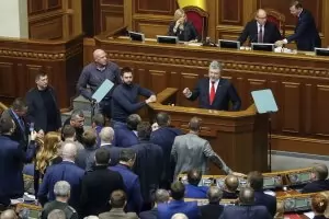 Порошенко пак залага на антируската карта заради властта 