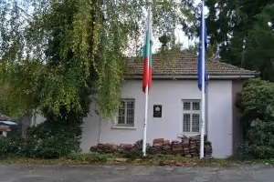  От селския кмет се изисква лакейство и да плаща от личната си заплата