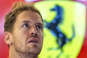 Фетел бе глобен заради инцидент със стюард