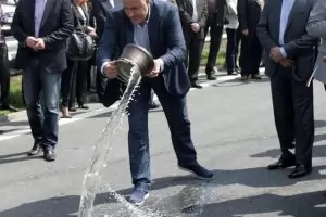 Прахосването на милиарди е сладко за политиците и вредно за обществото*