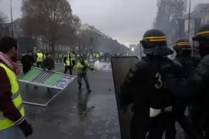 Празненствата в Париж завършиха с протест на "жълтите жилетки" и масови арести
