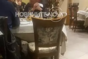 Ценко Чоков лекува зъби в ресторант