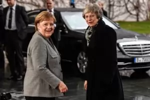 Комичен гаф съпътства пристигането на Тереза Мей в Берлин (видео)