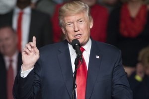 Доналд Тръмп помилва десетки хора в последния ден като президент