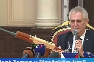 Чешкият президент Милош Земан е бил откаран в болница съобщи