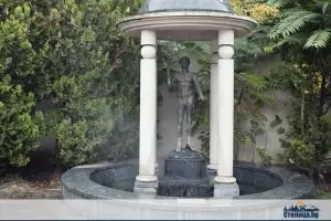 Открадната е бронзова статуя на Аполон пред Централна баня в София