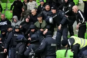 Феновете на "Левски ЛУКойл" отново предизвикаха безредици на баскетболен мач (видео+галерия)