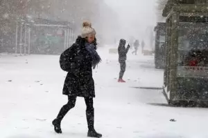 Снеговалежи и бурен вятър застигат страната днес