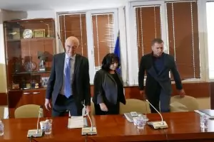 Държавата ще "укротява" високите цени на борсата със скъп ток