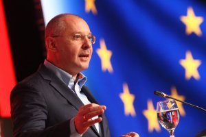 Бившият водач на БСП Сергей Станишев се е изкачил до