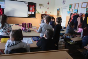 МОН обмисля удължаване на учебната година за учениците от 1