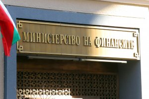 С малък излишък от 82 млн лв излиза бюджетът на