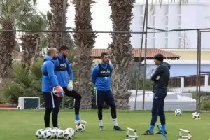 Треньорът Дерменджиев все още няма договор с "Левски"