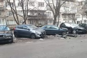 Мъж потроши 7 коли в опит да избяга от крадци в София