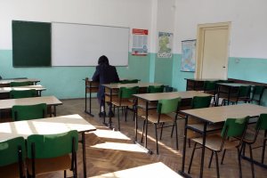 Може ли 18 годишен ученик да носи пистолет в училище пък