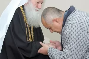 На управляващите не им мигна окото, че Синодът насърчи боя на децата