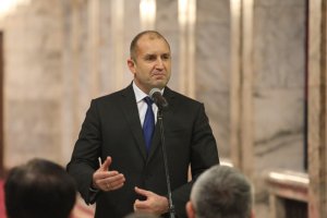 Часове след като президентът Румен Радев обяви в понеделник че