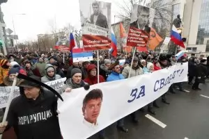 Над 10 000 души участват в паметен марш за убития Борис Немцов