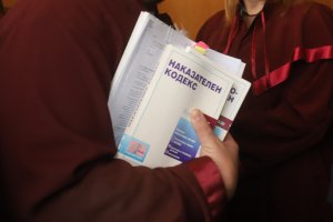 В опит да съхрани пропуканата управляваща коалиция ГЕРБ подкрепи силно