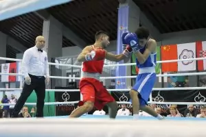 Двама българи са на победа от медалите на световното по бокс