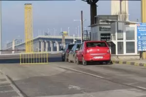 Затвориха участък от "Дунав мост" заради дупка в асфалта