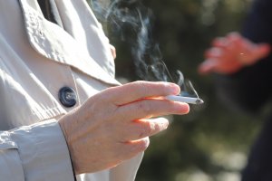 България продължава да държи незавидното първо място по дял на възрастните които