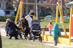 Депутатите окончателно приеха по високи данъчни отстъпки за семействата с деца които