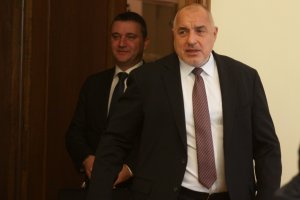 Парадоксално но факт колкото повече скандали пораждат управляващите толкова по нагли